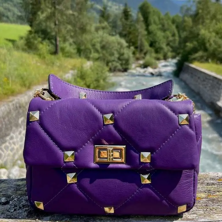 Фиолетовая кожаная сумка 